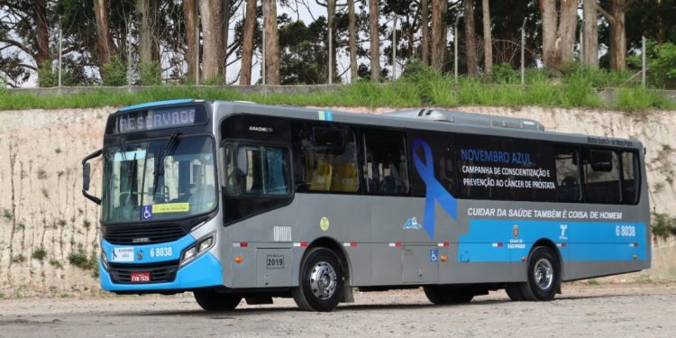 Ônibus adesivados alertam para a campanha Novembro Azul