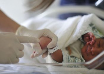 Pais e bebês prematuros devem ficar juntos, defende campanha