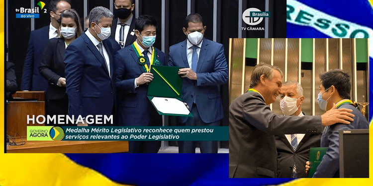 Empresário da 25, Thomas Law, recebe ao lado do Presidente Bolsonaro, medalha de mérito por ações humanitárias na pandemia.