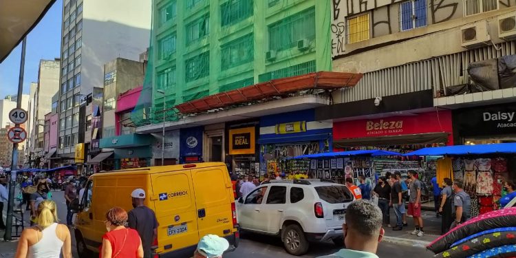 População desocupada chegou a 12,9 milhões de pessoas, uma redução de 10,4%, segundo IBGE.