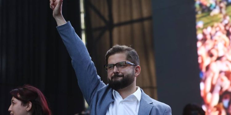 O jovem político de esquerda Gabriel Boric, de 35 anos, foi eleito presidente do Chile neste domingo