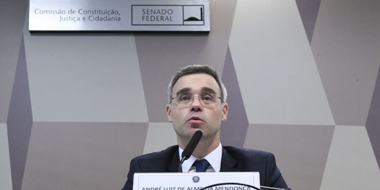 Nome de André Mendonça ao STF é aprovado da CCJ no Senado