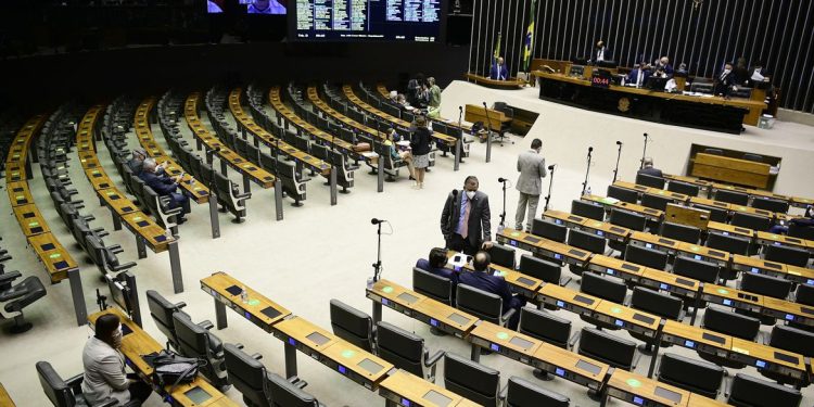 Vergonha: Congresso derruba veto e Fundo Eleitoral será de R$ 5,7 bilhões