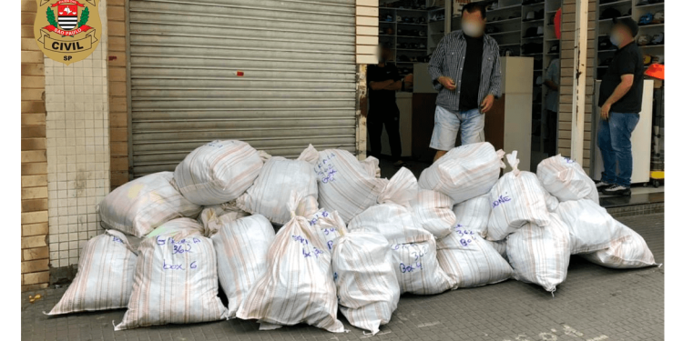 8 Toneladas de produtos falsificados foram apreendidos no Brás-Pari, pelo Deic.