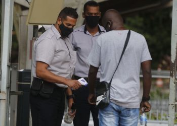 São Paulo vai manter o uso obrigatório de máscara contra o coronavírus em locais abertos e fechados até o dia 31.01.2022