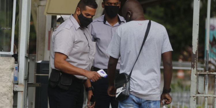 São Paulo vai manter o uso obrigatório de máscara contra o coronavírus em locais abertos e fechados até o dia 31.01.2022