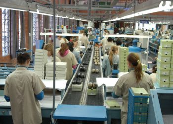 Confiança da indústria volta a subir, após três meses de queda