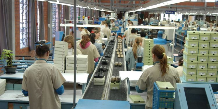 Confiança da indústria volta a subir, após três meses de queda