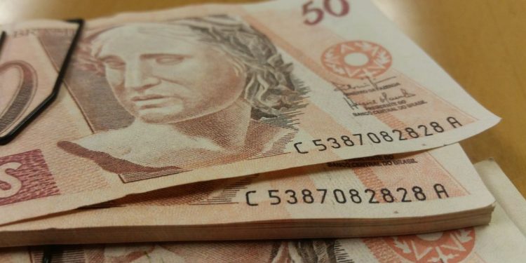 Salário mínimo passa a ser de R$ 1.212 a partir de amanhã(01.01.2022)