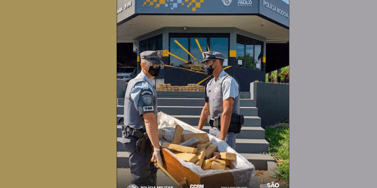 Transportava droga dentro de um caixão. Motorista foi preso em flagrante