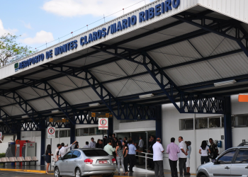 Centenas de voos são cancelados em meio a avanço de covid-19 e gripe
