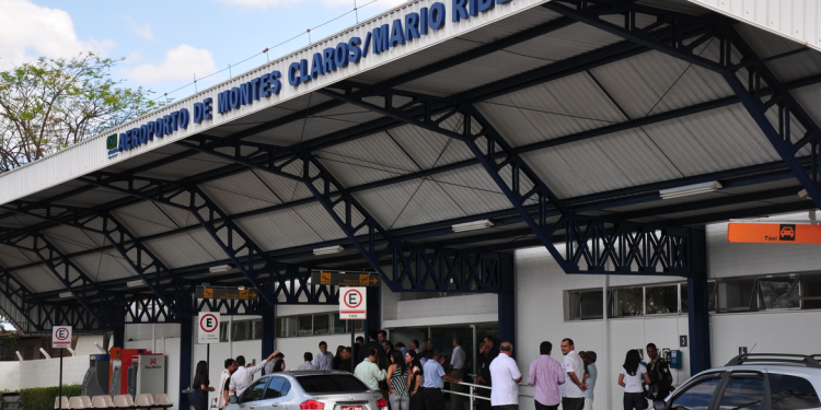 Centenas de voos são cancelados em meio a avanço de covid-19 e gripe