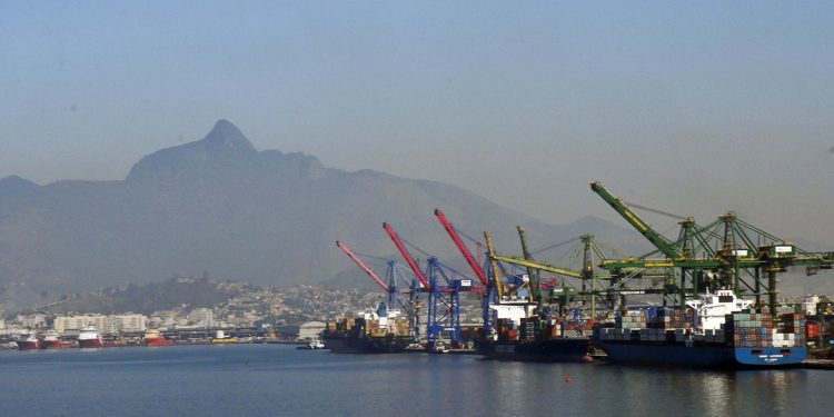 Balança comercial registra maior superávit da série histórica em 2021