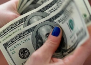 Dólar tem leve queda e continua no menor valor em dois meses