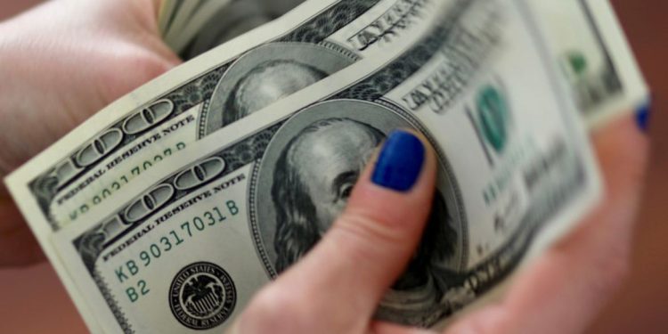 Dólar tem leve queda e continua no menor valor em dois meses