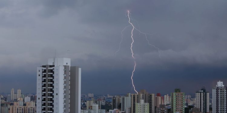 SP pode enfrentar chuva forte e alagamentos, diz Defesa Civil