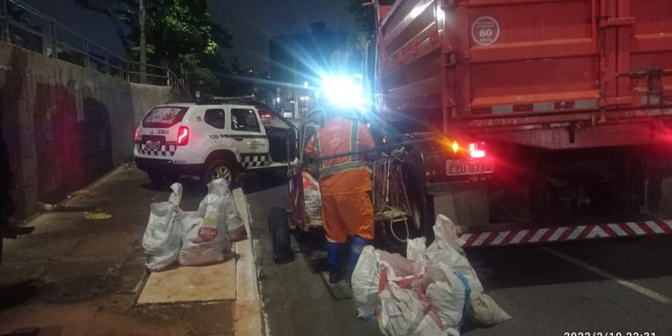 GCM: Flagrante de descarte irregular de entulhos em via pública no centro de SP