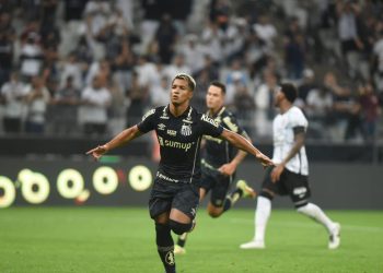 Santos ganha do Corinthians de virada por 2×1
