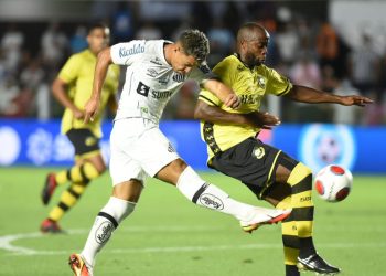 Santos empata por 1 a 1 com o São Bernardo na Vila Belmiro, em Santos (SP).