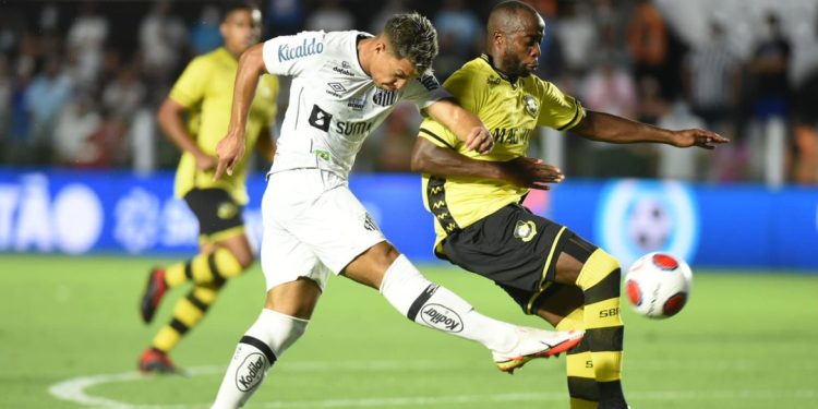 Santos empata por 1 a 1 com o São Bernardo na Vila Belmiro, em Santos (SP).