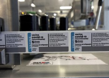 Brasil já tem vacina contra a covid-19 da marca Oxford/AstraZeneca 100% produzida aqui