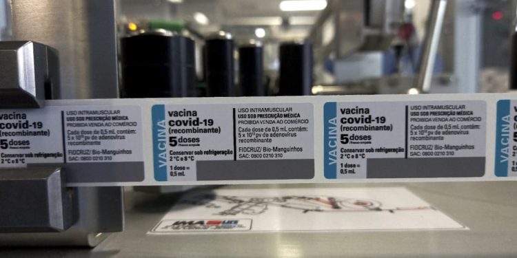 Brasil já tem vacina contra a covid-19 da marca Oxford/AstraZeneca 100% produzida aqui