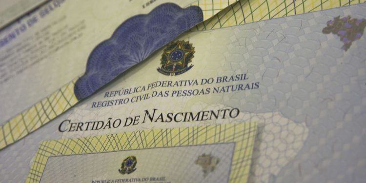 Campanha busca alterar certidões de nascimento com pai ausente