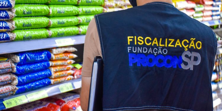 Procon de SP lança cartilha de enfrentamento ao racismo no comércio