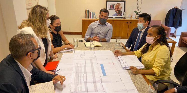 Thomas Law  apresenta projeto  da Chinatown para o presidente da SP Urbanismo