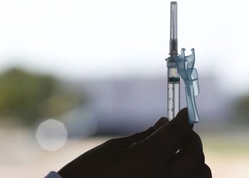 Vacina brasileira contra a covid-19 deve estar pronta em 9 meses
