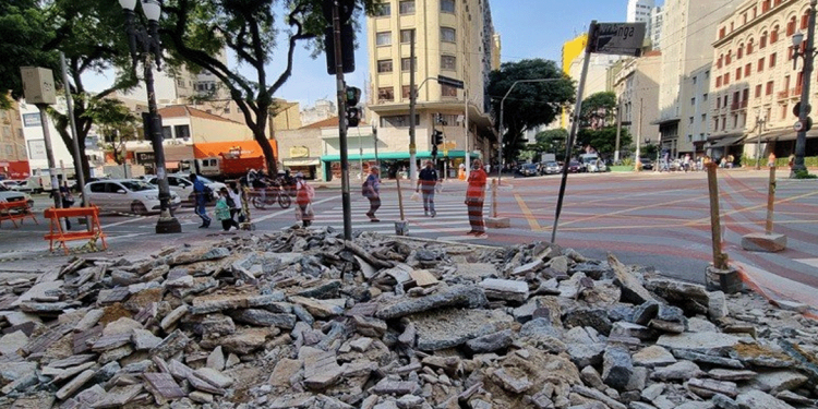 Prefeitura SP: Reforma de calçadas na esquina histórica da Avenidas Ipiranga e São João