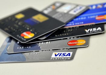 Famílias com dívidas, em atraso no país atingiu 77,5% em março deste ano.