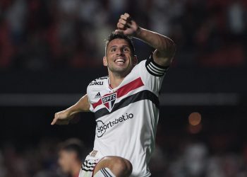 São Paulo goleia Athletico-PR por 4×0 e assume liderança do Brasileiro