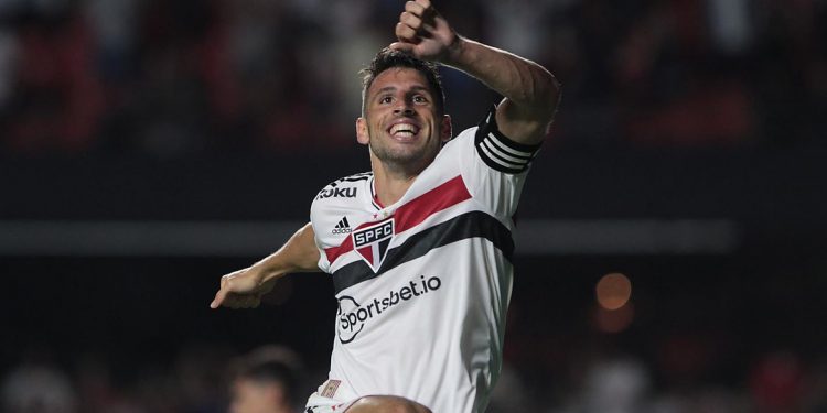 São Paulo goleia Athletico-PR por 4×0 e assume liderança do Brasileiro