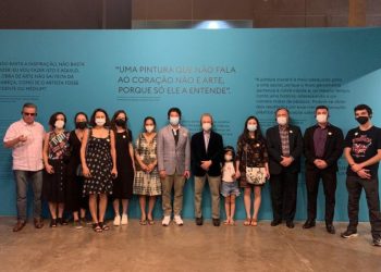 Filho do artista, João Candido Portinari, recebe Thomas Law na exposição Portinari Para Todos