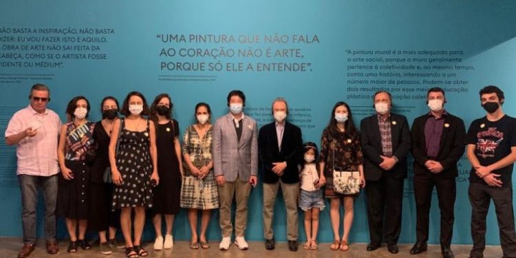 Filho do artista, João Candido Portinari, recebe Thomas Law na exposição Portinari Para Todos