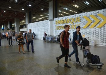 Serviço de bordo em voos nacionais começa a ser retomado neste domingo