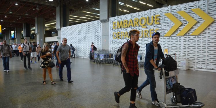 Serviço de bordo em voos nacionais começa a ser retomado neste domingo