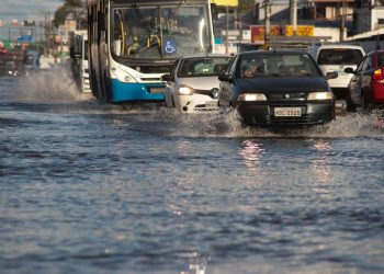 Ciclone subtropical Yakecan começa a se afastar do litoral brasileiro