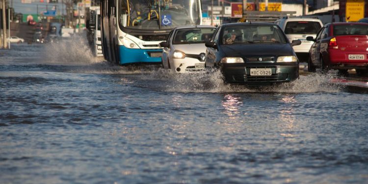 Ciclone subtropical Yakecan começa a se afastar do litoral brasileiro