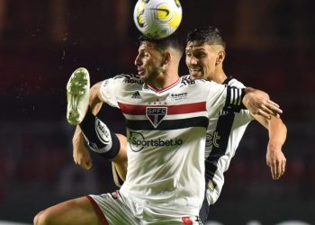 Brasileirão 2022: São Paulo derrota Santos por 2×1 em clássico com gol de pênalti no fim