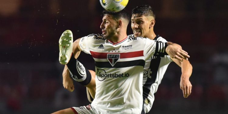 Brasileirão 2022: São Paulo derrota Santos por 2×1 em clássico com gol de pênalti no fim