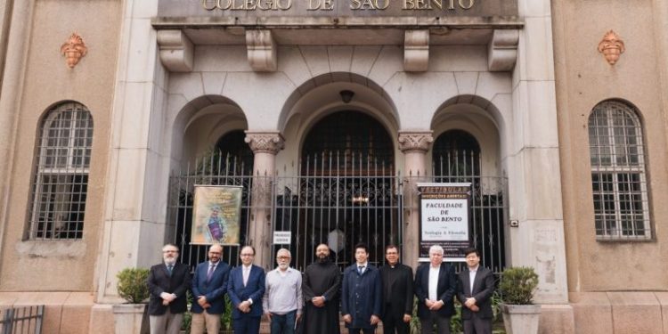 Thomas Law, visita o Mosteiro de São Bento.