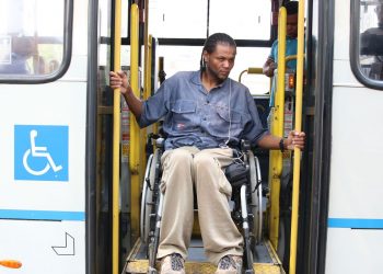 Bolsonaro sancionou  Lei que dá a pessoas com prioridade de atendimento direito a acompanhante