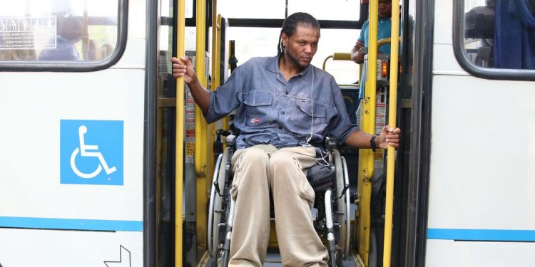 Bolsonaro sancionou  Lei que dá a pessoas com prioridade de atendimento direito a acompanhante