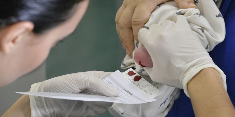 Campanha Junho Lilás alerta para importância do teste do pezinho