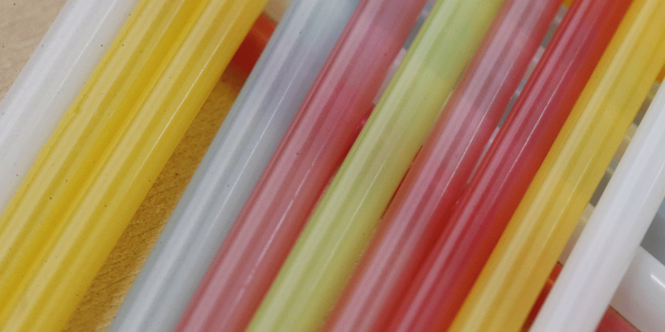 Canudos plásticos estão proibidos em estabelecimentos comerciais na cidade