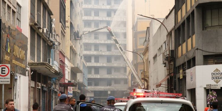 Região da 25 de Março: Prédio que foi destruído pelo fogo será demolido