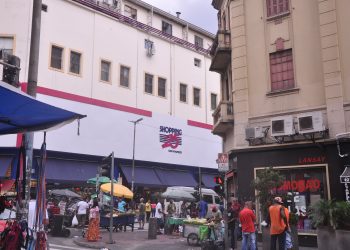 Comércio de roupas deve crescer quase 10% neste semestre, diz a Confederação Nacional do Comércio (CNC).