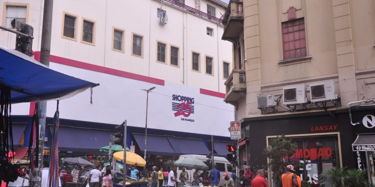 Comércio de roupas deve crescer quase 10% neste semestre, diz a Confederação Nacional do Comércio (CNC).